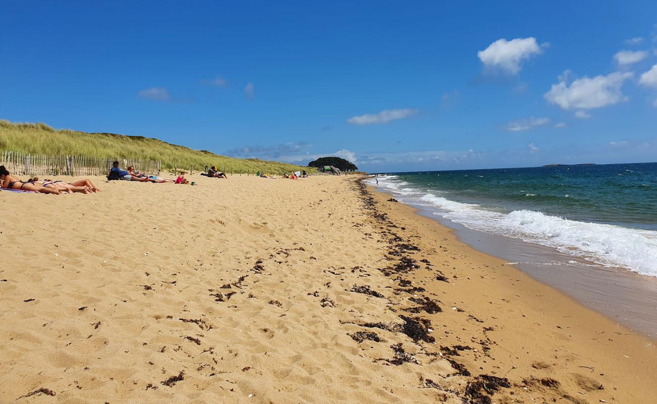 Photo de Plage Saint Pierre avec sable lumineux de surface