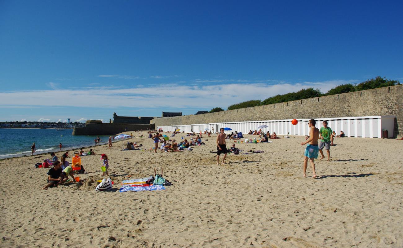 Photo de Port-Louis beach avec sable lumineux de surface