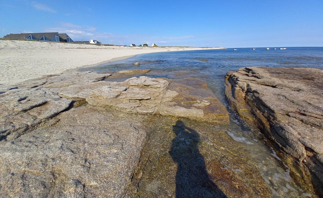 Photo de Pors Treillen avec sable blanc de surface