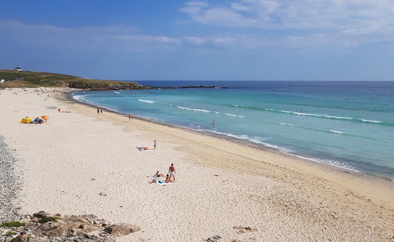 Photo de Plage de Guendrez avec sable beige de surface