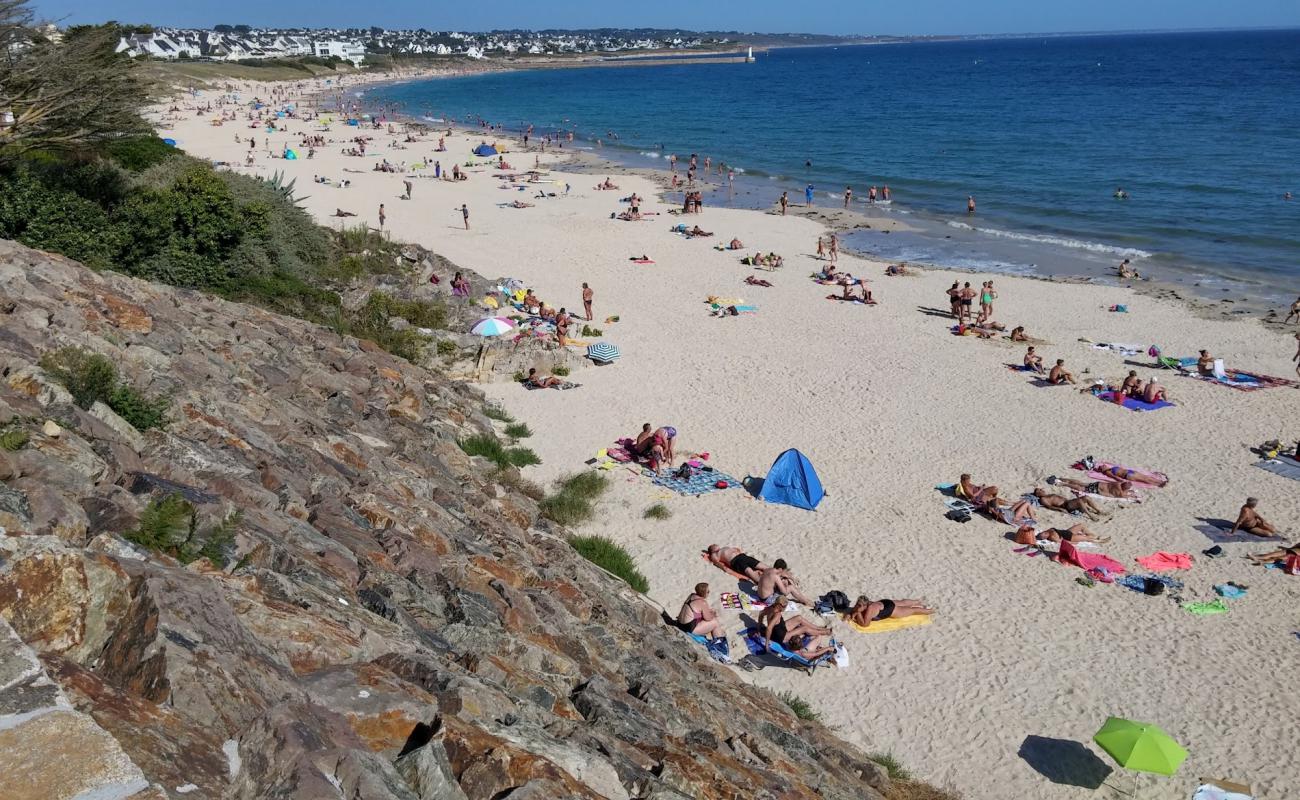 Photo de La grande plage avec sable blanc de surface