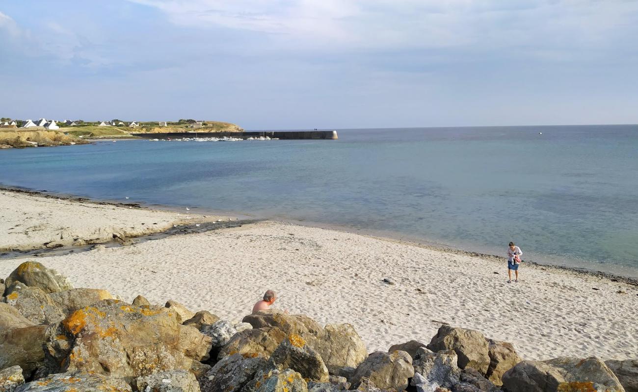 Photo de Beach du Loc h avec sable beige de surface