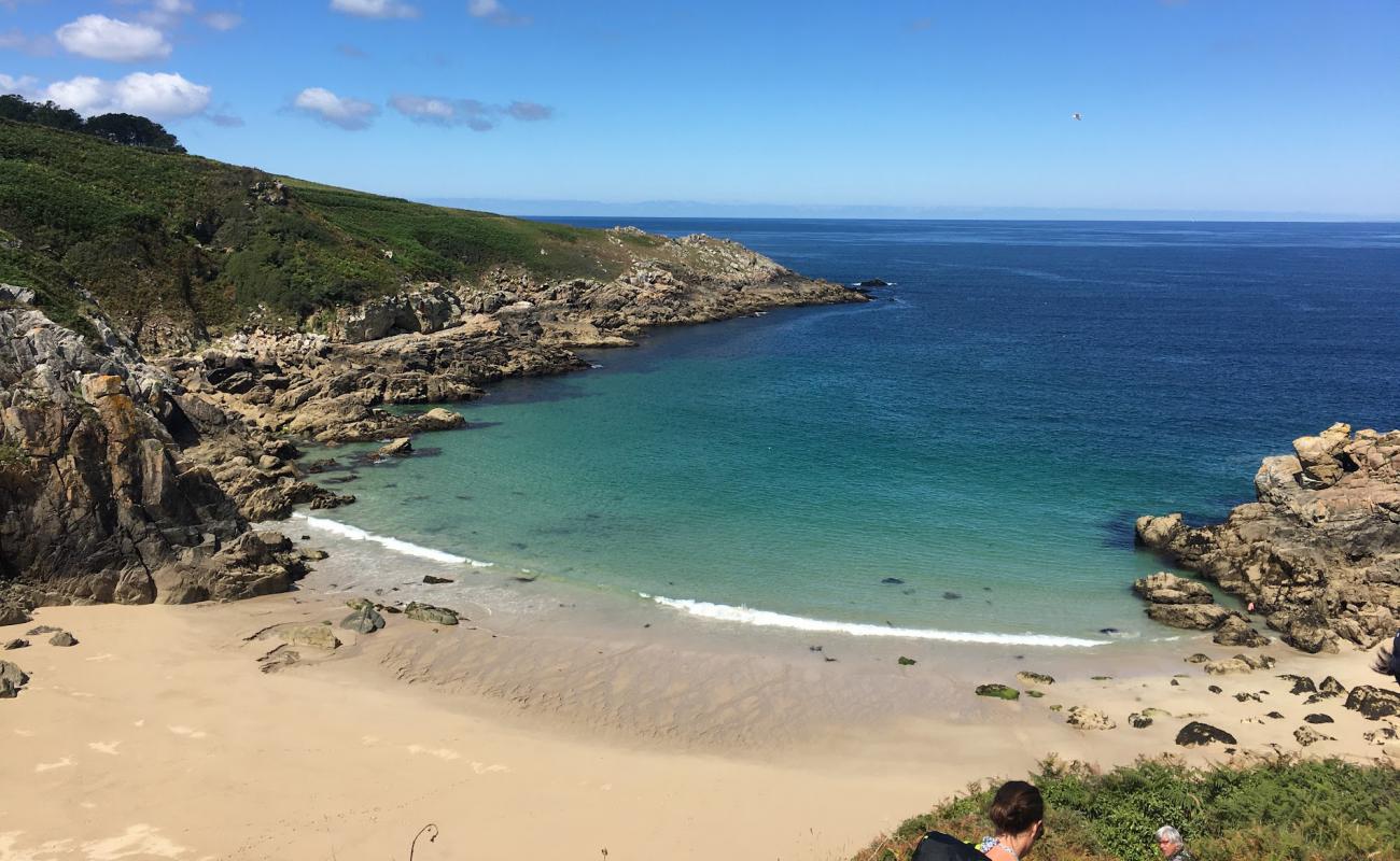 Photo de Plage de Pors Trez avec sable beige fin de surface