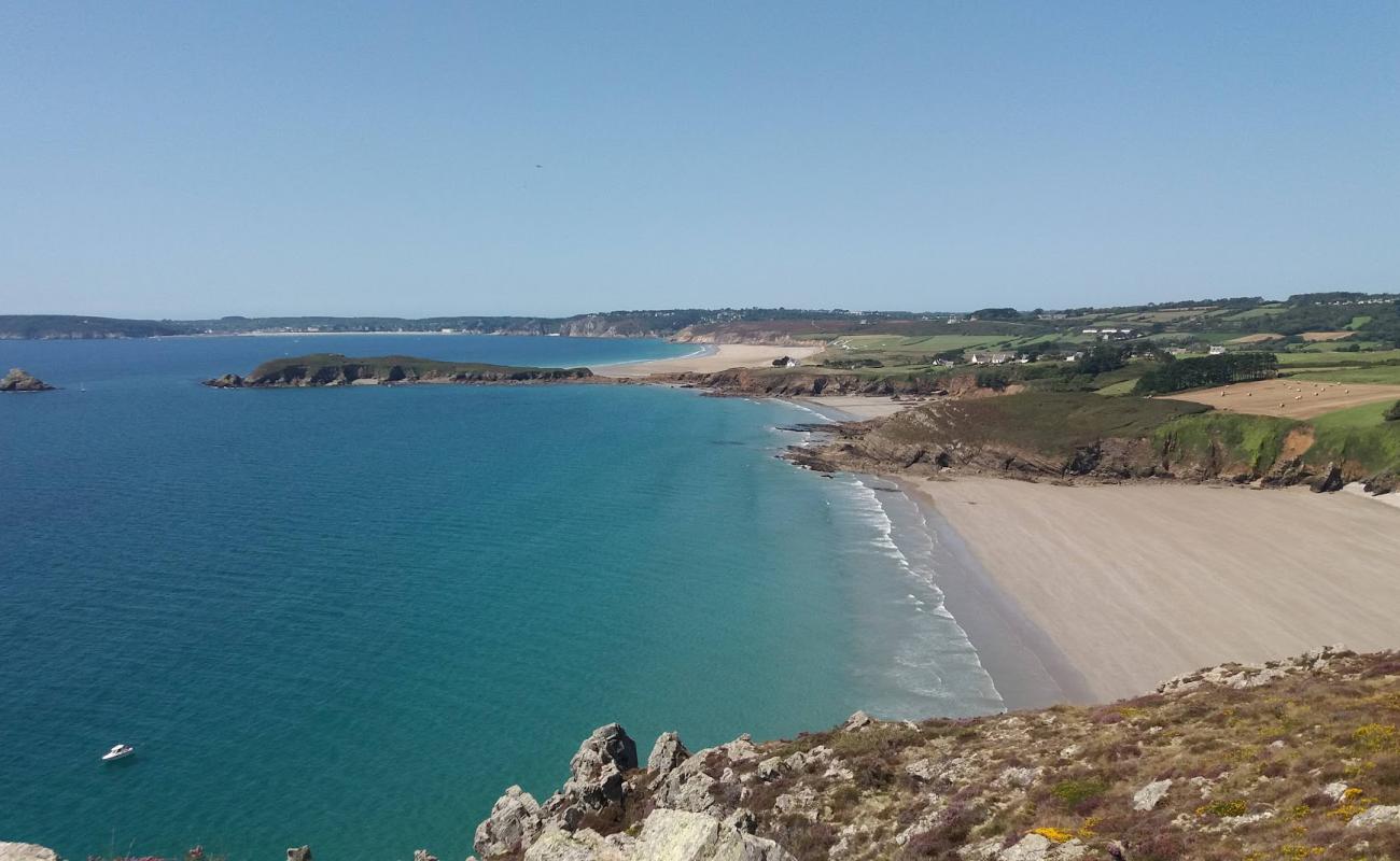 Photo de Plage du Poul avec sable beige de surface