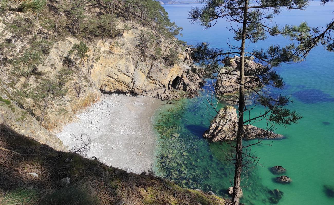 Photo de Plage du Bois du Kador avec galets beige de surface
