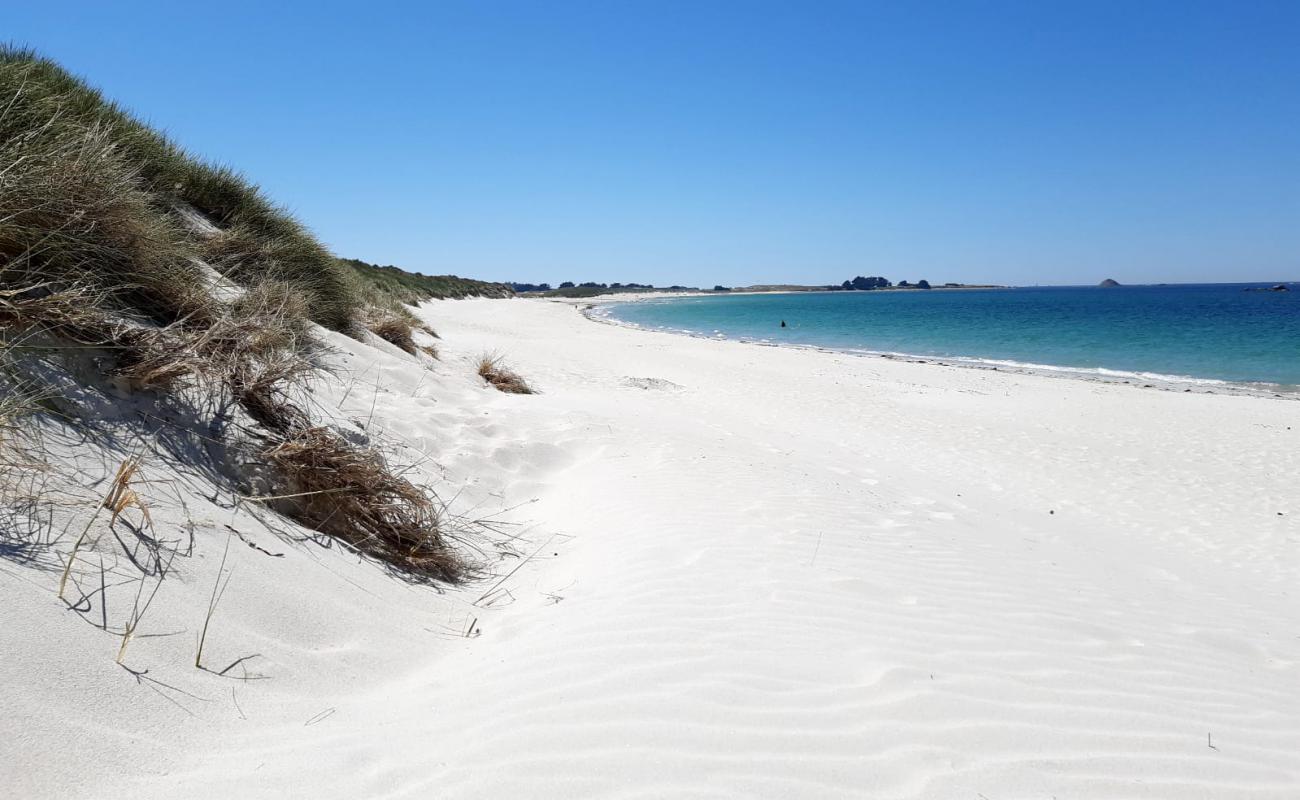 Photo de Plage des Trois Moutons avec sable blanc de surface