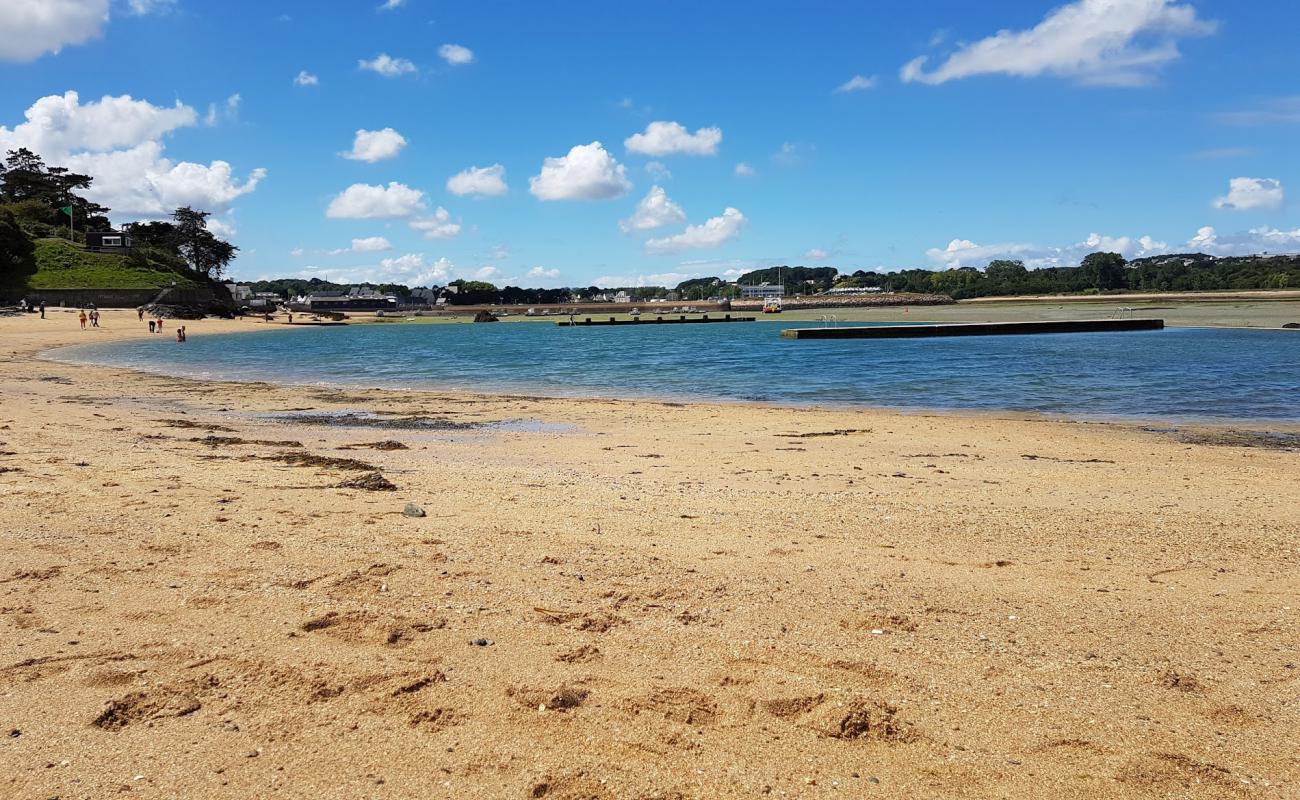 Photo de Plage de la Tossen avec sable beige de surface