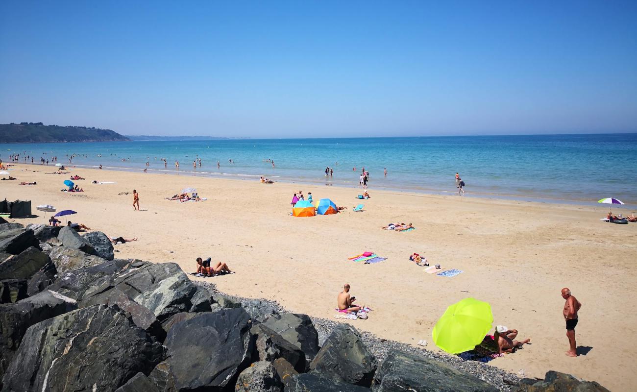 Photo de Plage des Rosaires avec sable lumineux de surface