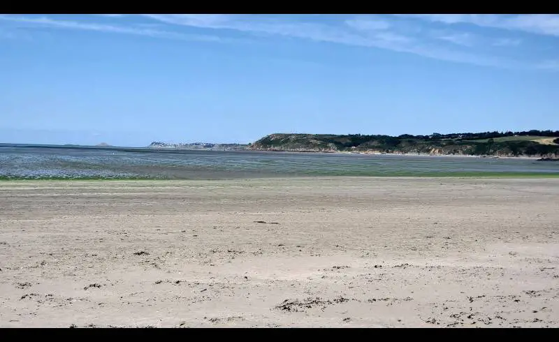 Photo de Plage Bon Abri avec sable clair avec caillou de surface