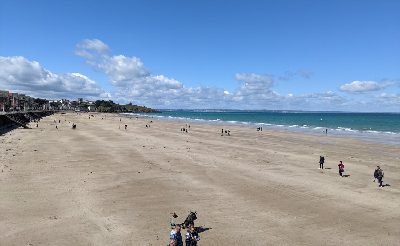 Photo de Plage du Val André avec sable beige de surface