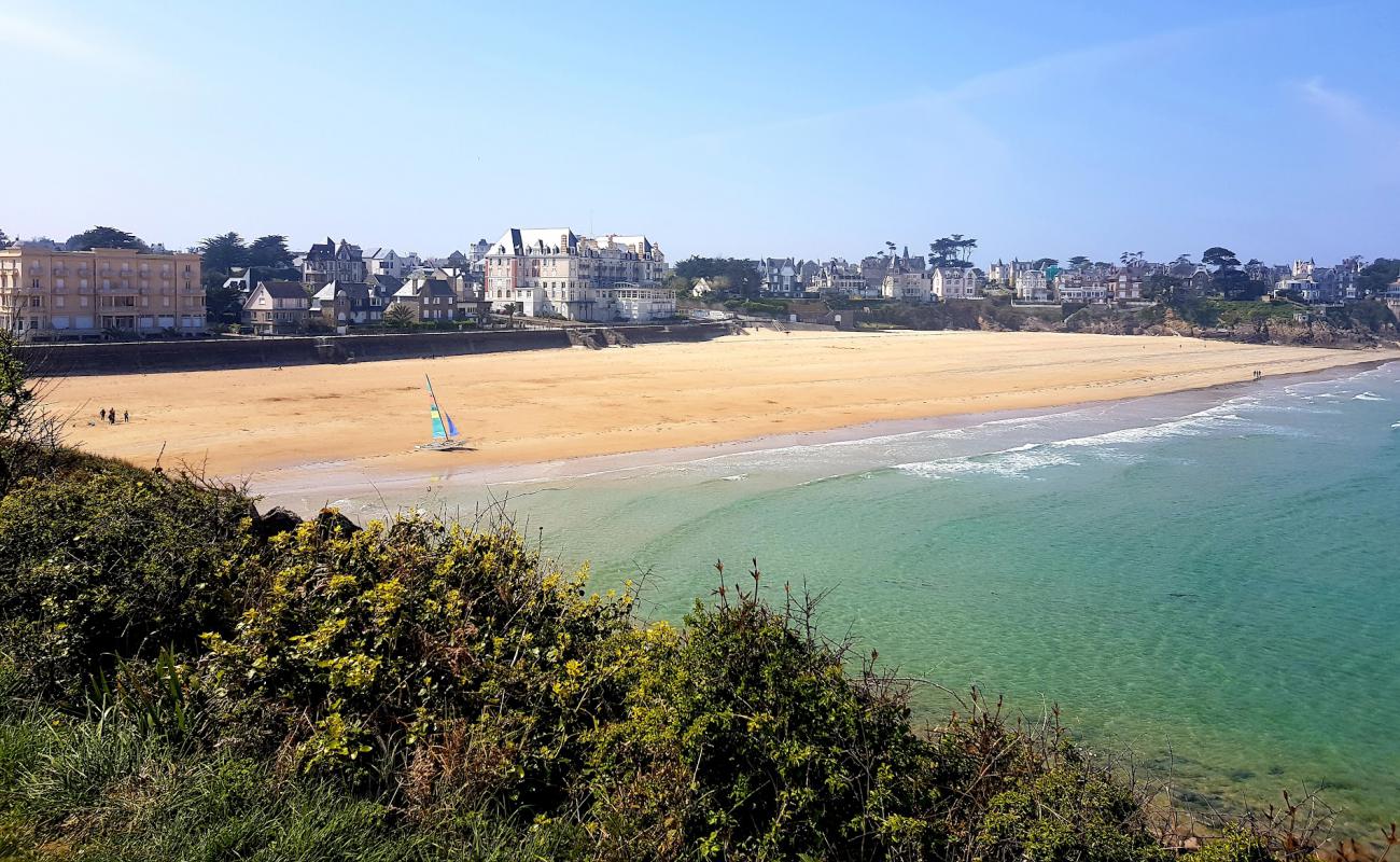 Photo de Plage de St Lunaire avec sable lumineux de surface