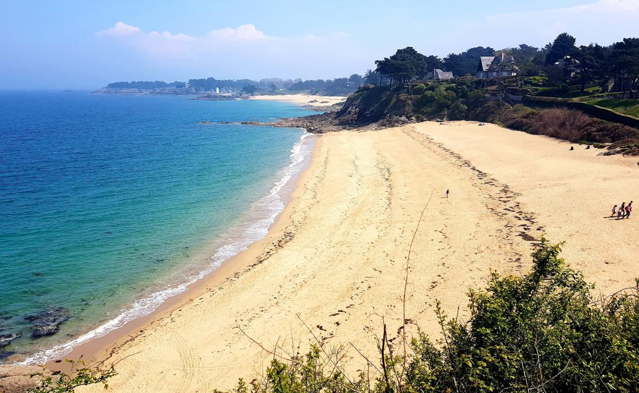 Photo de Plage de la Fosse aux Vaults avec sable lumineux de surface