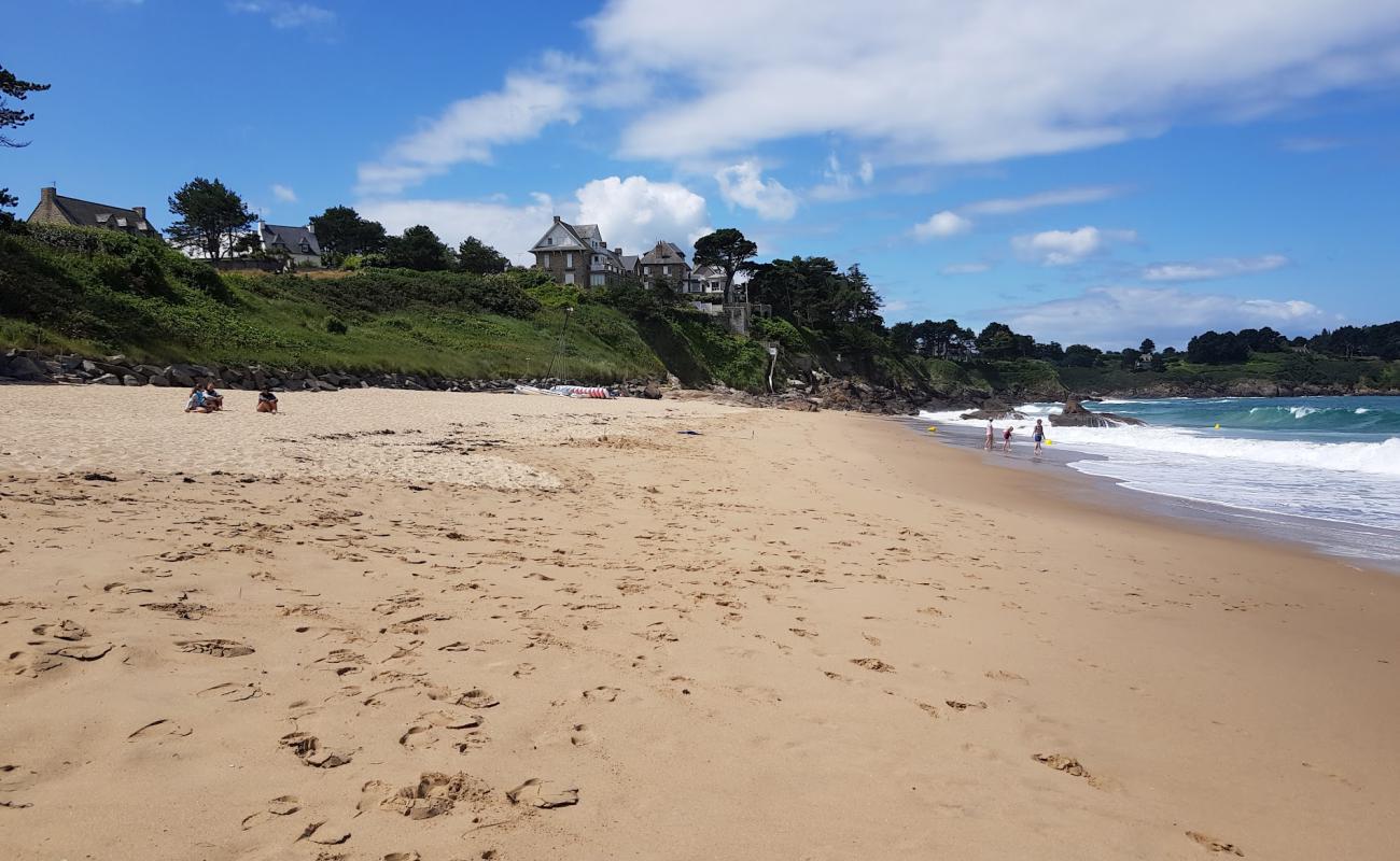 Photo de Plage de La Fourberie avec sable lumineux de surface