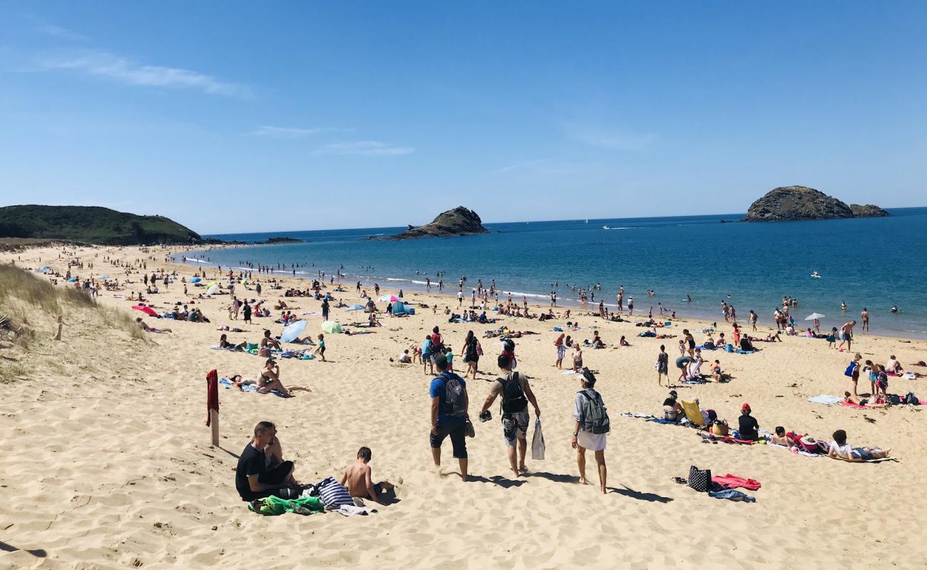 Photo de Plage Des Chevrets avec sable lumineux de surface