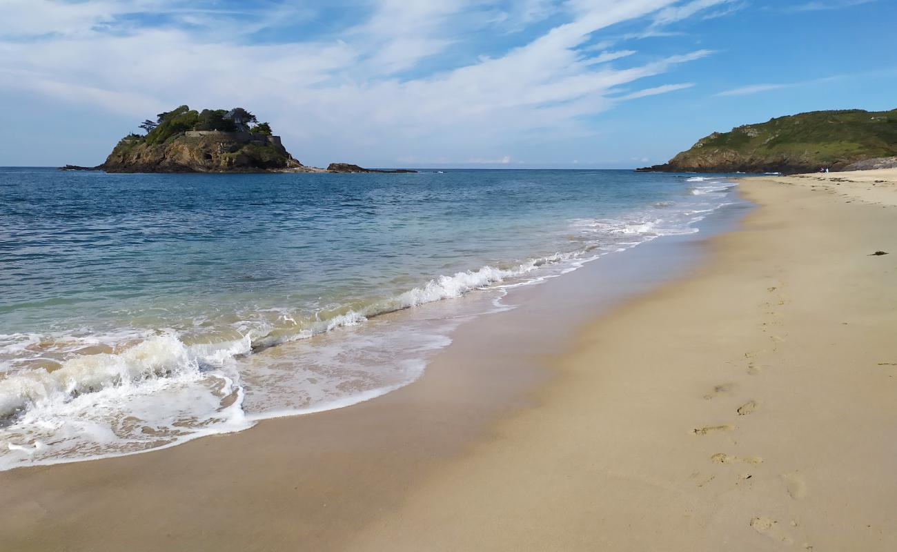 Photo de Plage du Guesclin avec sable lumineux de surface