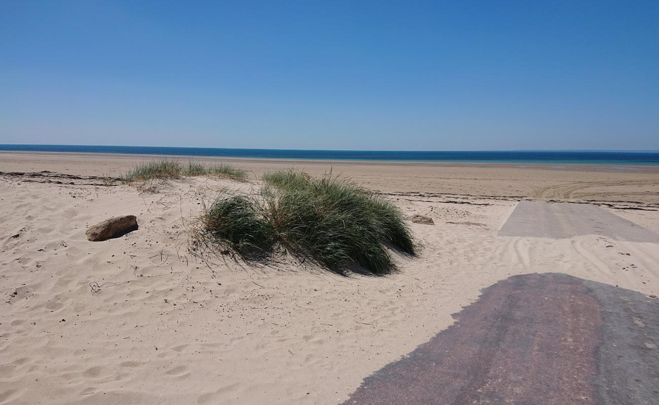Photo de Denneville Plage avec sable beige de surface