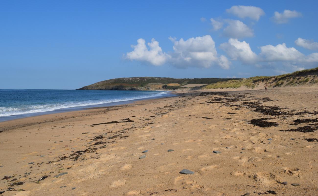 Photo de Plage District des Pieux avec sable beige de surface