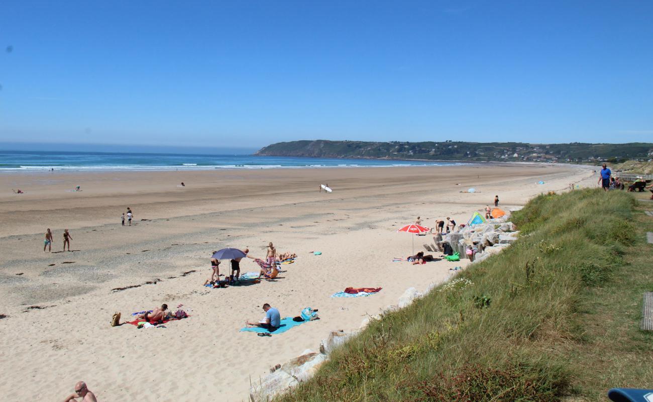 Photo de Plage de Sciotot avec sable beige de surface