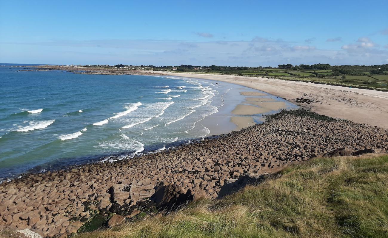 Photo de Plage de la Mondrée avec sable lumineux de surface