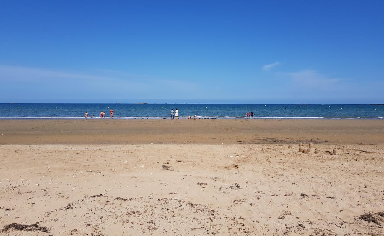 Photo de Normandy beach avec sable lumineux de surface