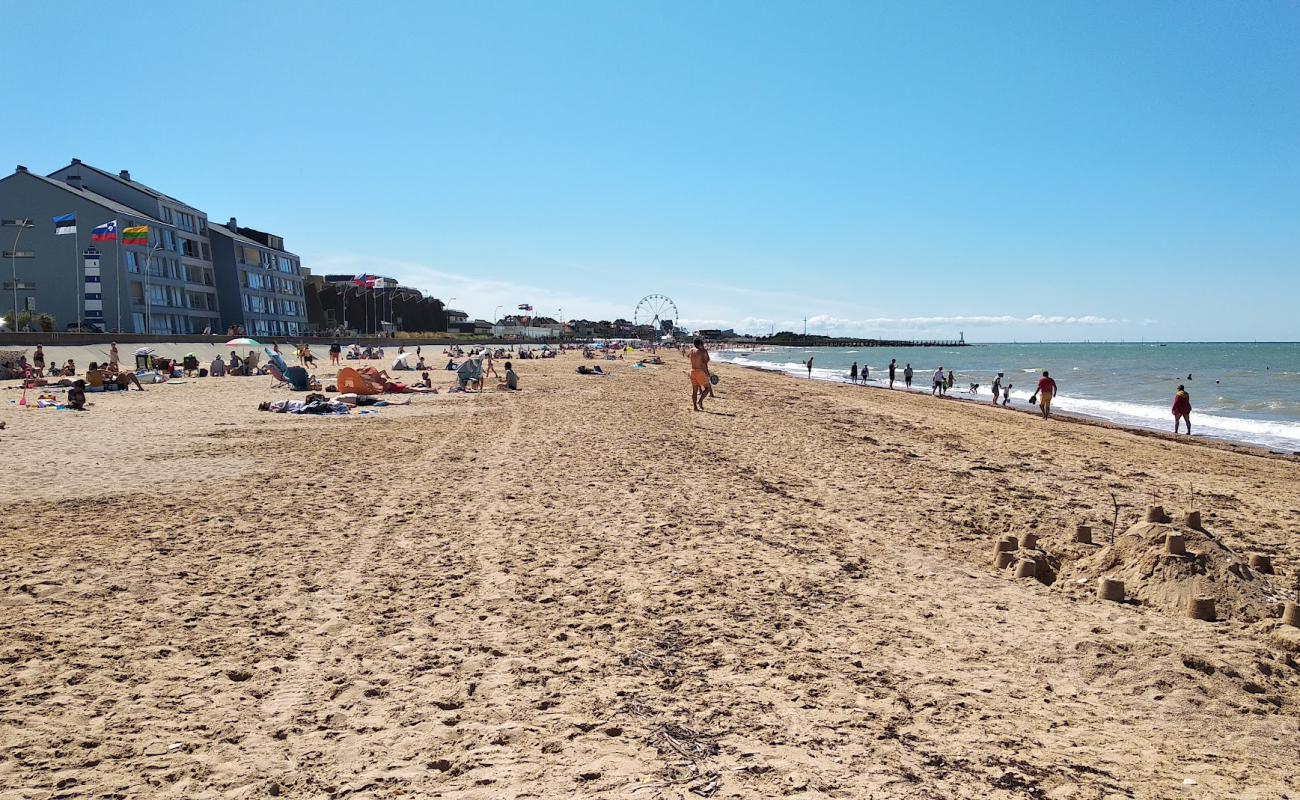 Photo de Plage de Courseulles sur Mer (Juno Beach) avec sable beige de surface