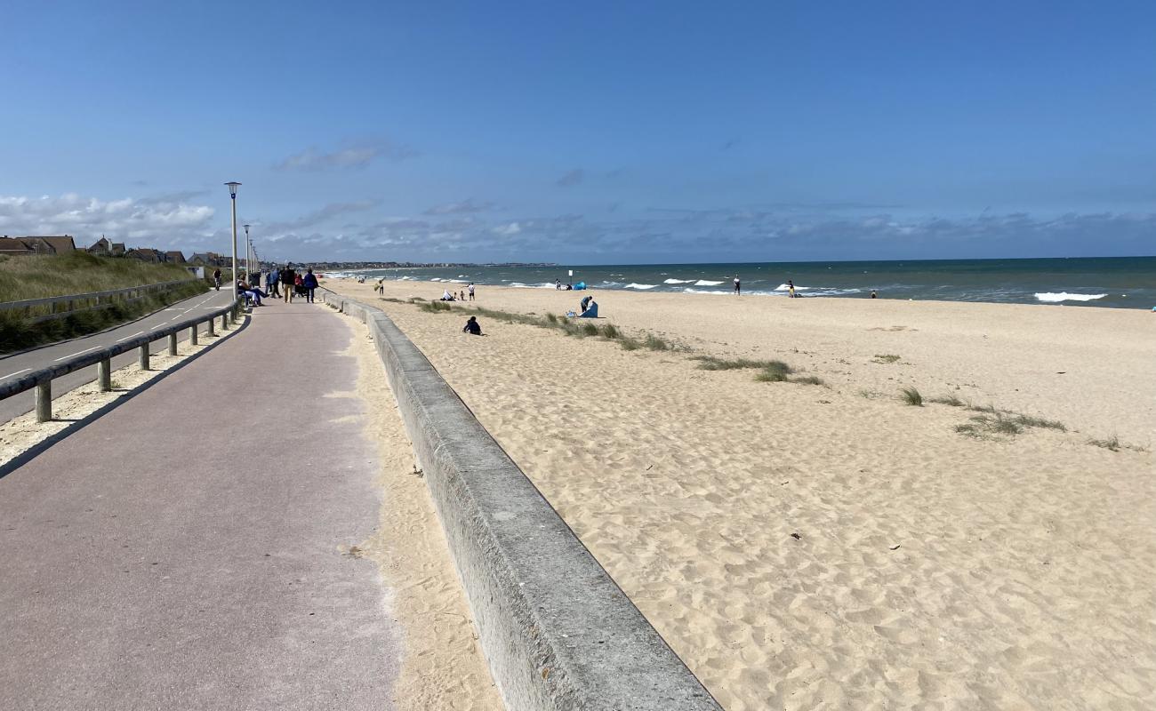 Photo de Plage de Ouistreham avec sable beige de surface