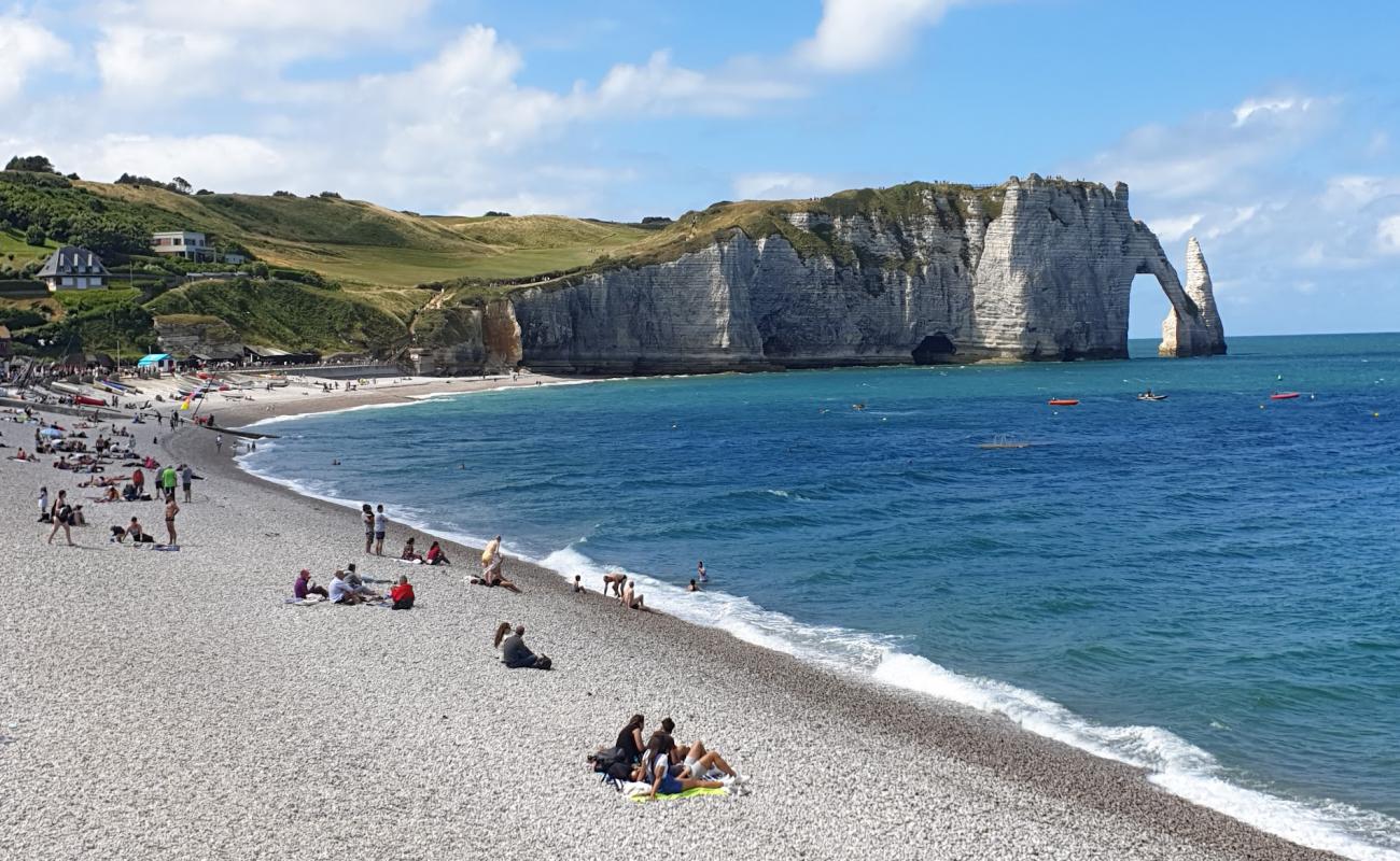 Photo de Plage d'Etretat avec caillou clair de surface