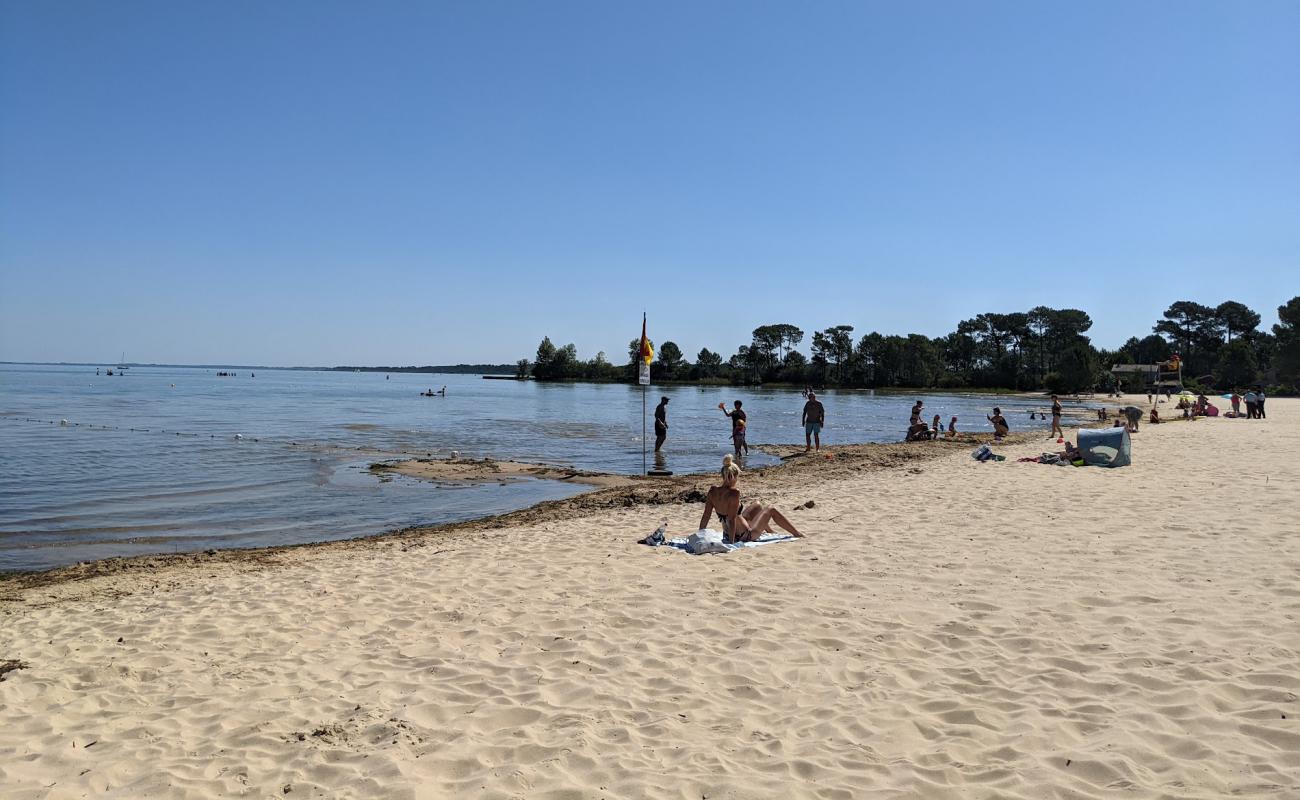 Photo de Plage Centrale Lac Biscarrosse avec sable lumineux de surface