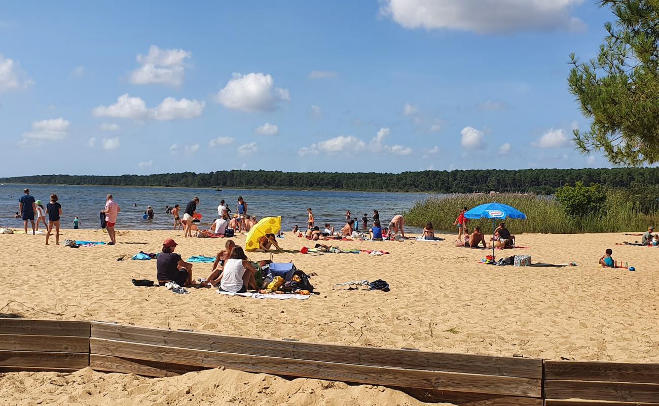 Photo de Plage de Parc de jeu avec sable beige de surface