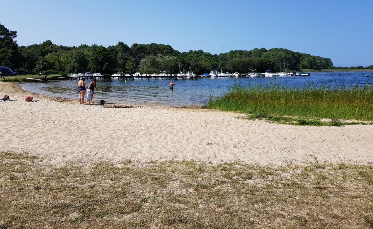 Photo de Plage Des Eaux Qui Rient avec sable beige de surface