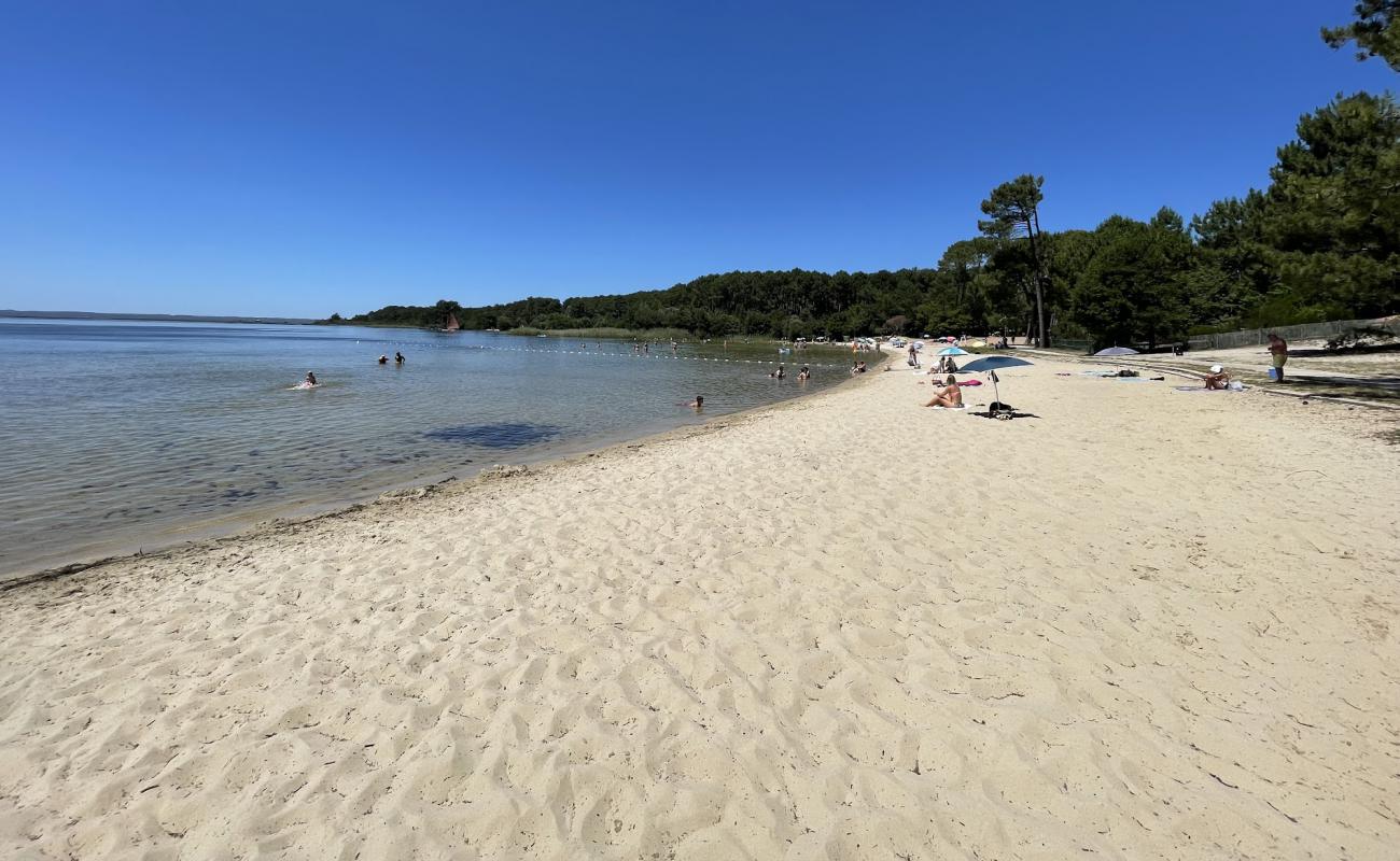 Photo de Plage de Caton avec sable lumineux de surface