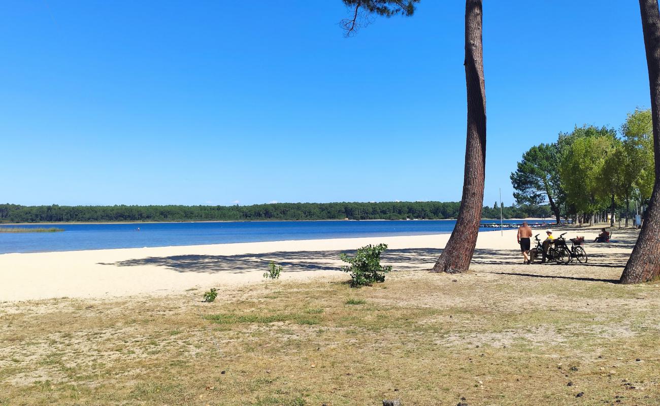 Photo de Plage du lac de Sanguinet avec sable beige de surface