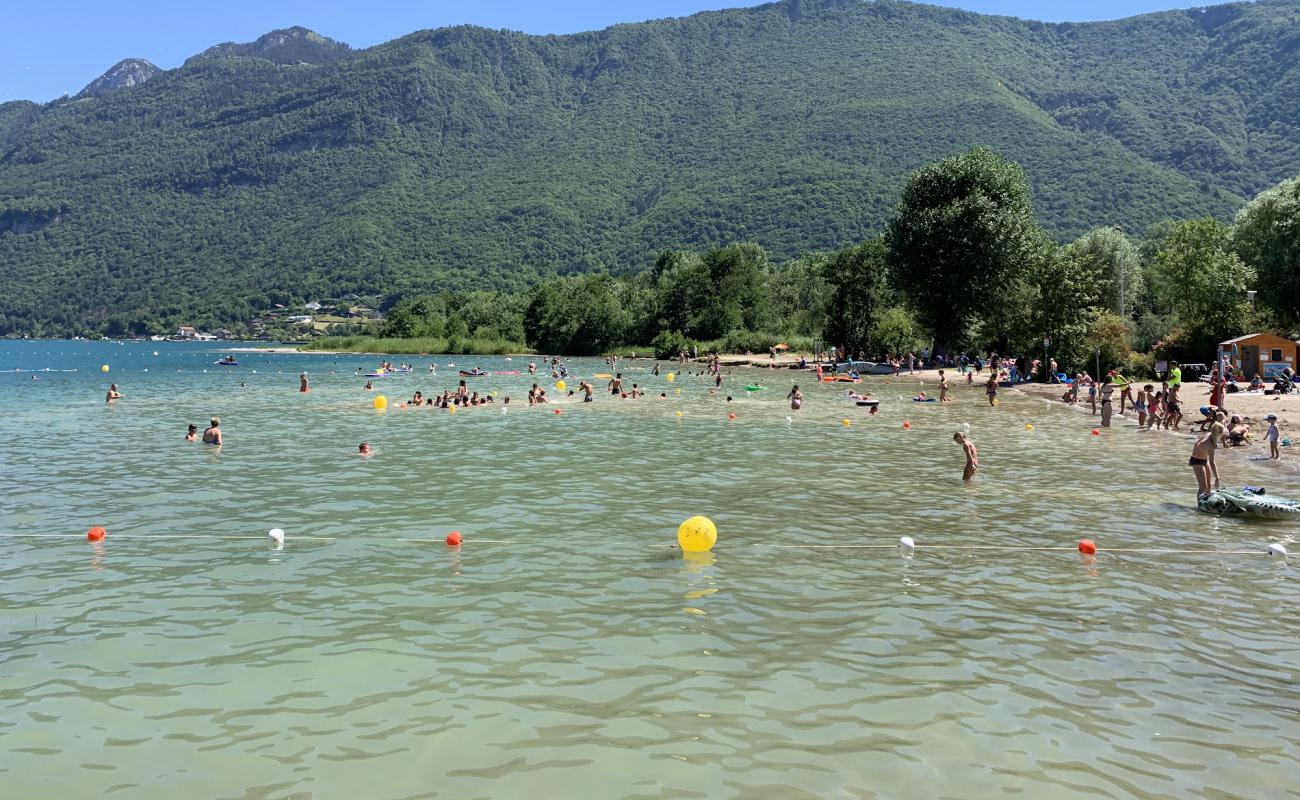 Photo de Plage de Doussard avec sable beige de surface