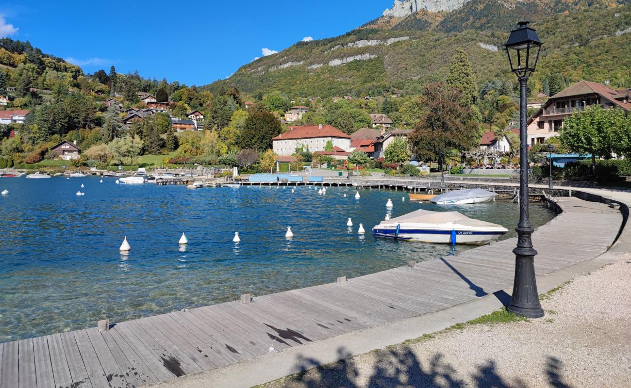 Photo de Plage de Baie de Talloires avec surface béton pavée de surface