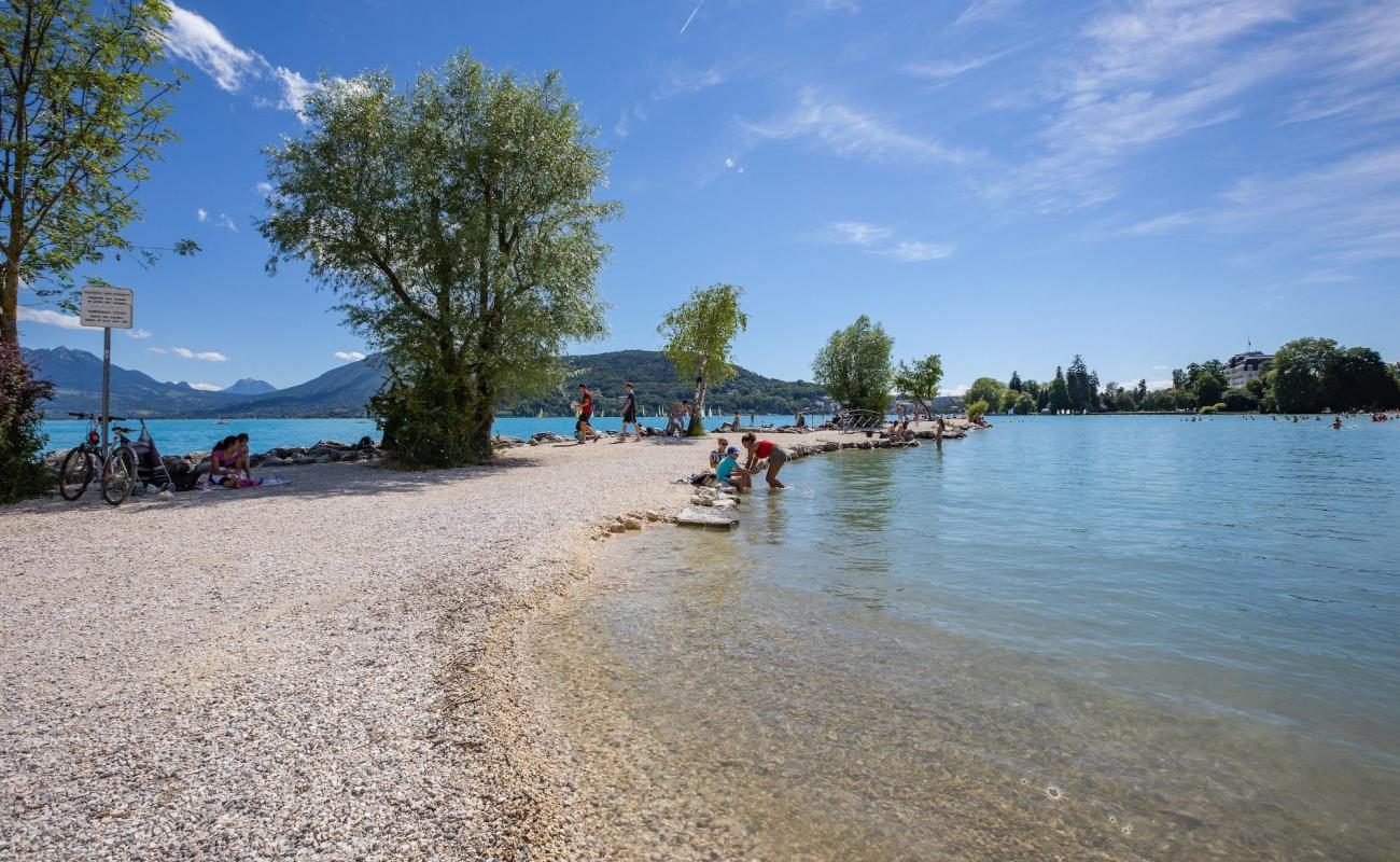 Photo de Plage d'Albigny avec caillou fin gris de surface