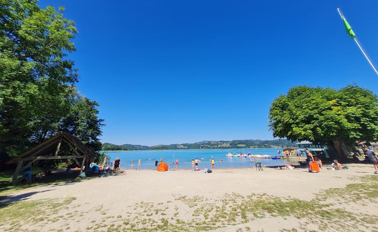 Photo de Plage d'Aiguebelette-le-Lac avec sable lumineux de surface