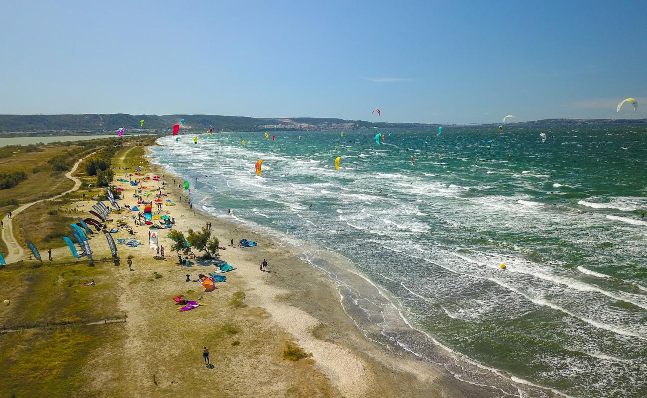 Photo de Plage du Jai avec petits galets beige de surface