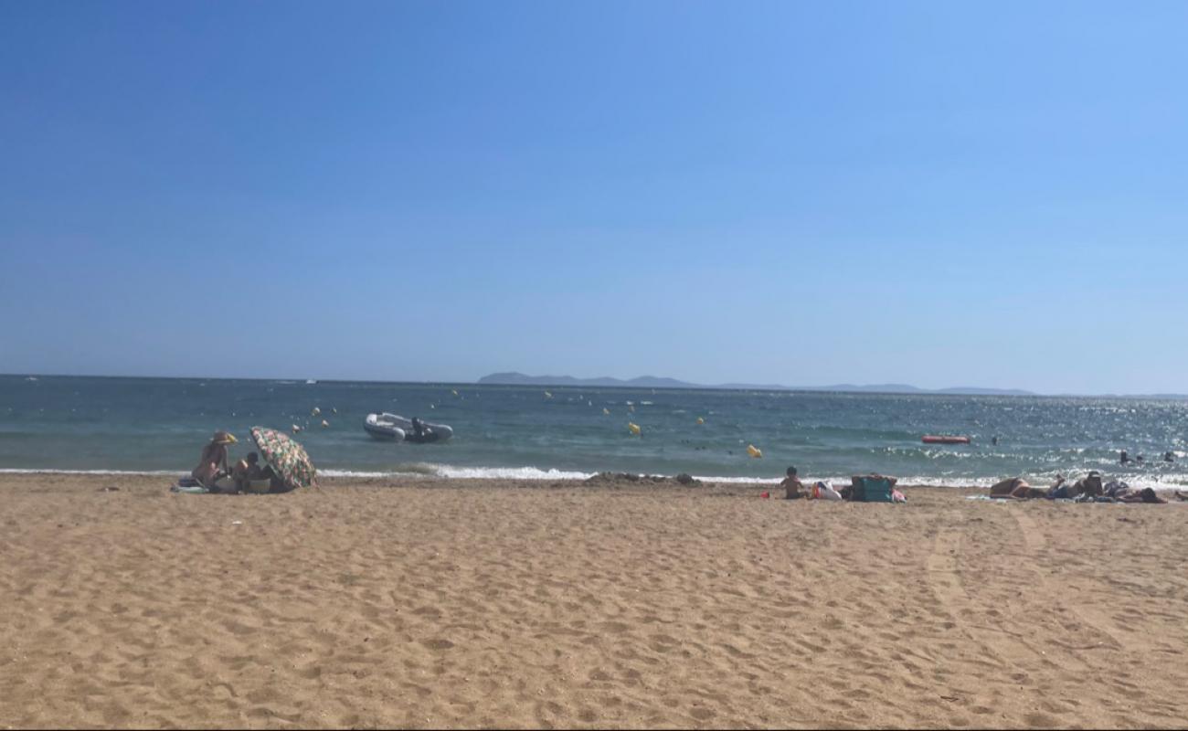 Photo de Plage des Salins avec sable gris avec caillou de surface