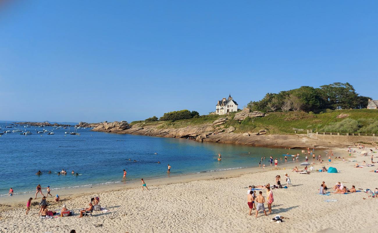 Photo de Plage de Tregastel avec sable beige de surface