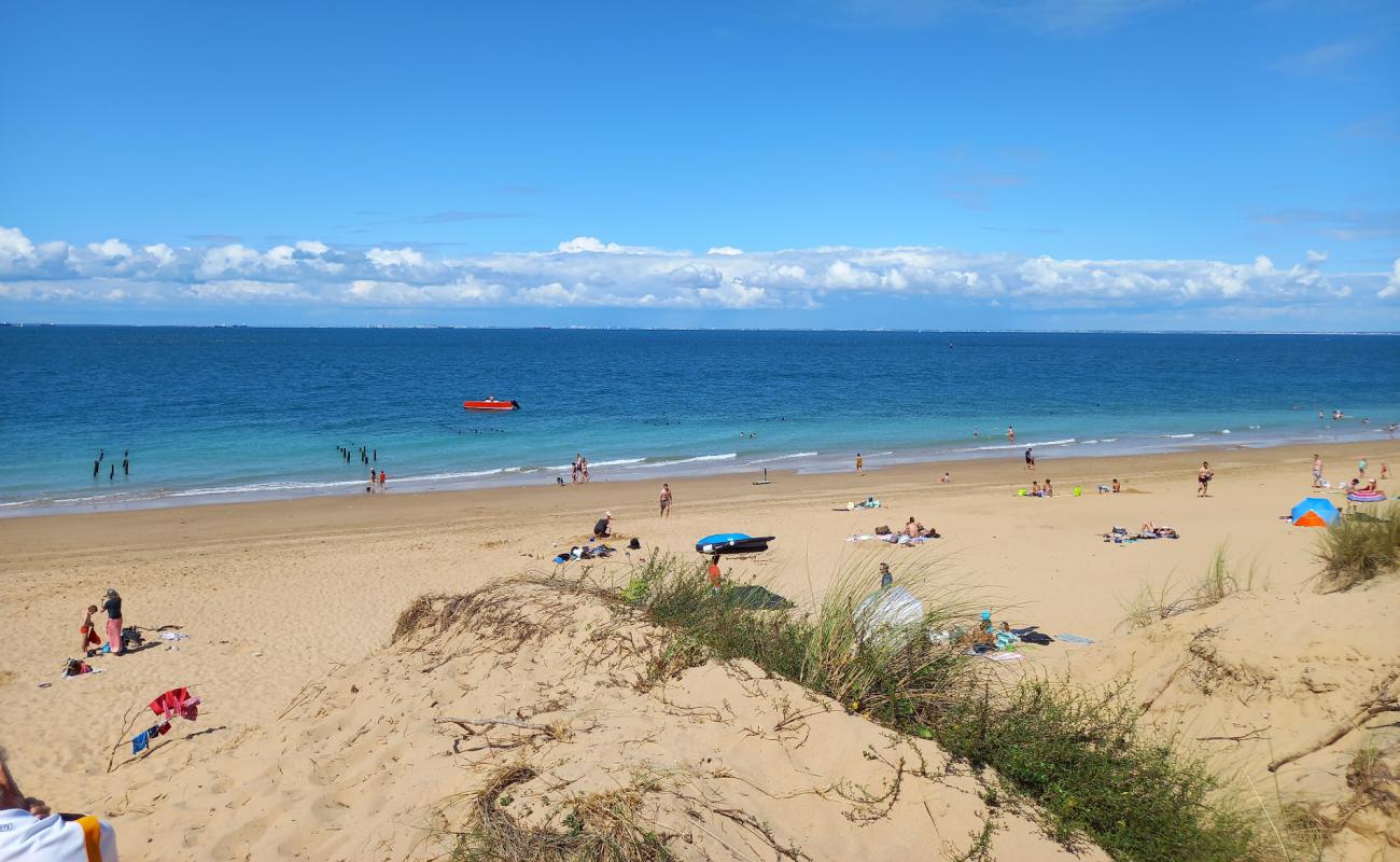 Photo de Plage Des Saumonards avec sable lumineux de surface