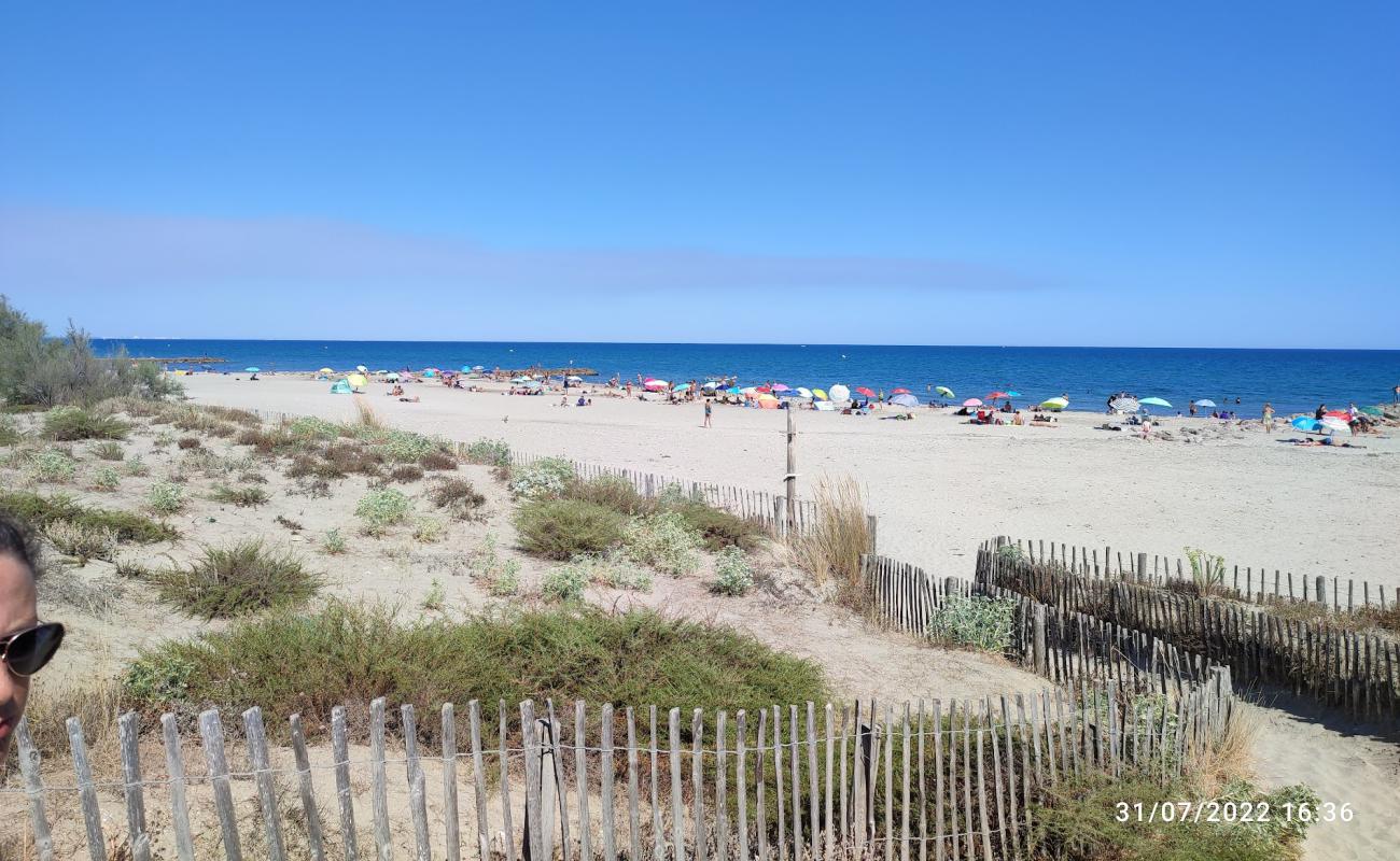 Photo de Plage des Aresquiers avec sable lumineux de surface