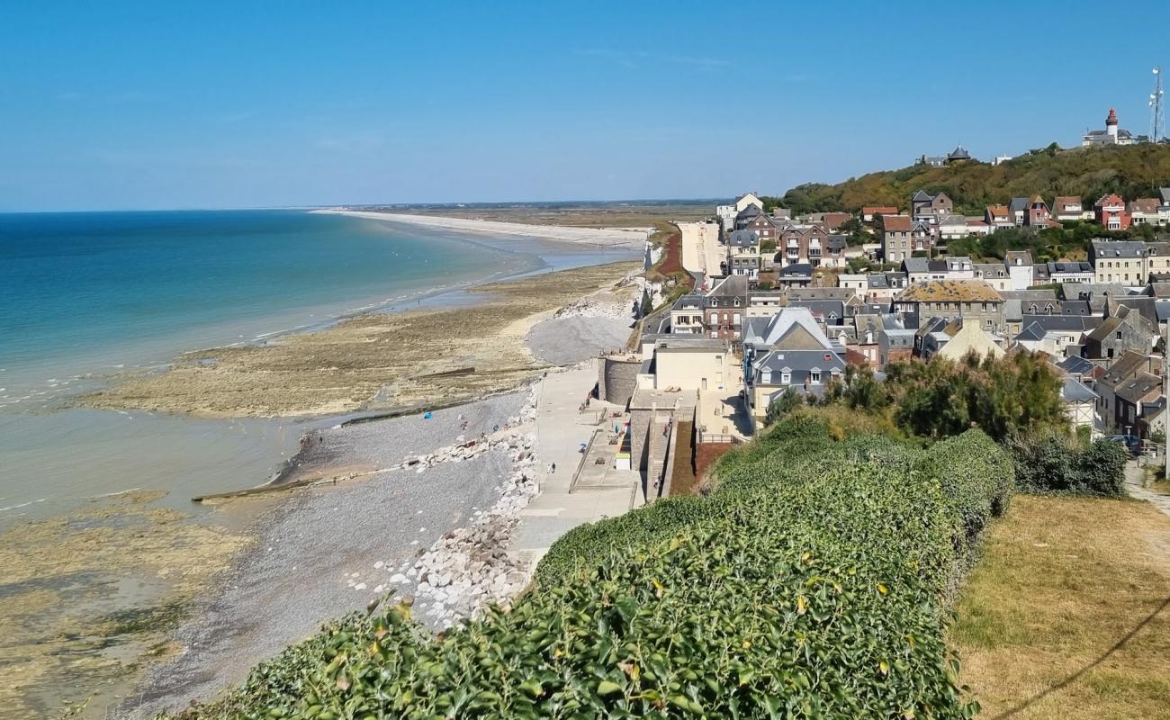 Photo de Plage d'Ault avec sable gris avec roches de surface