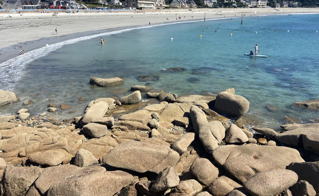 Photo de Plage de Trebeurden avec sable beige de surface