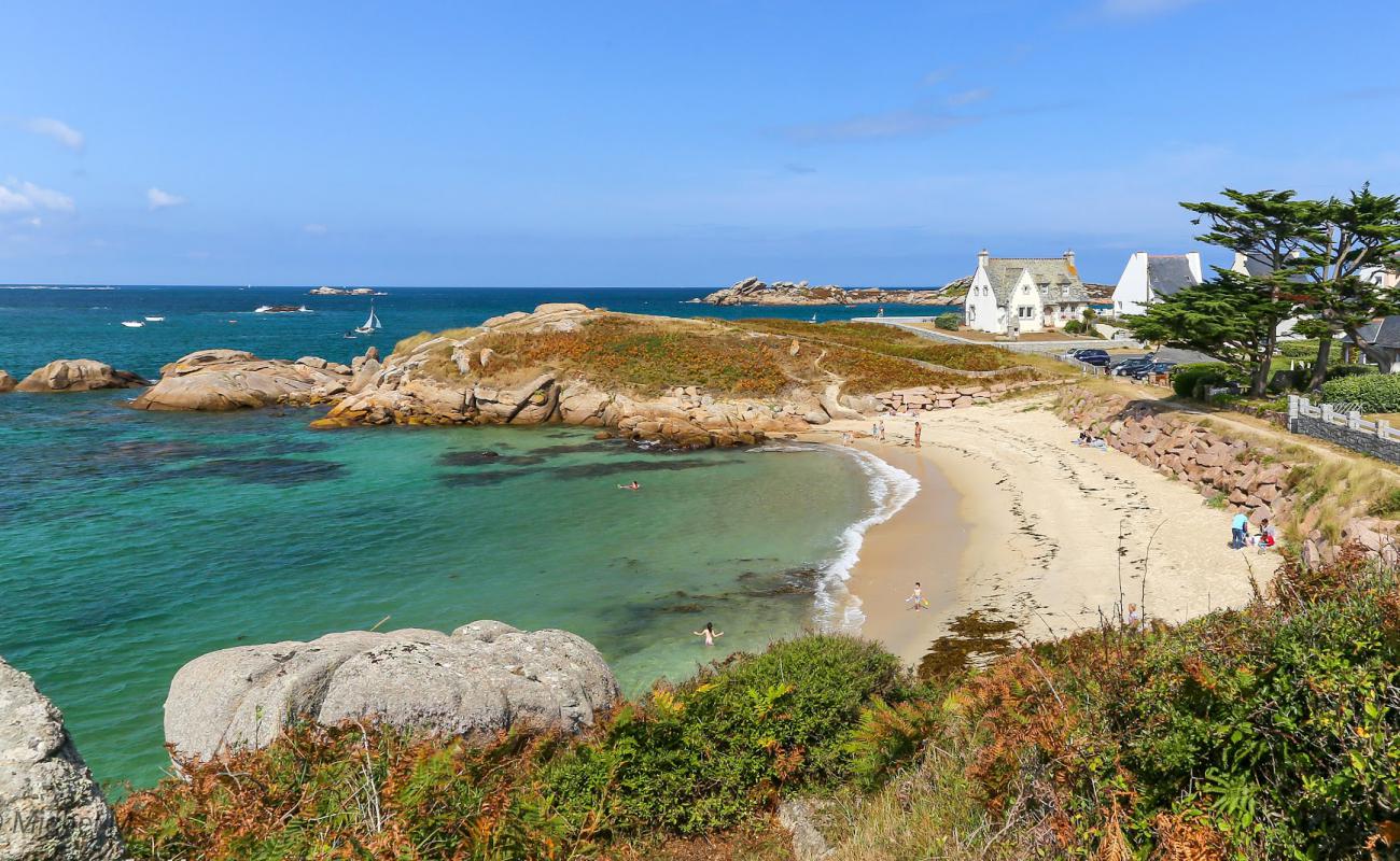 Photo de La plage des Cures avec sable lumineux de surface