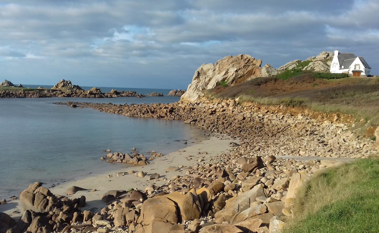 Photo de Plage du Port Blanc avec sable brillant et rochers de surface