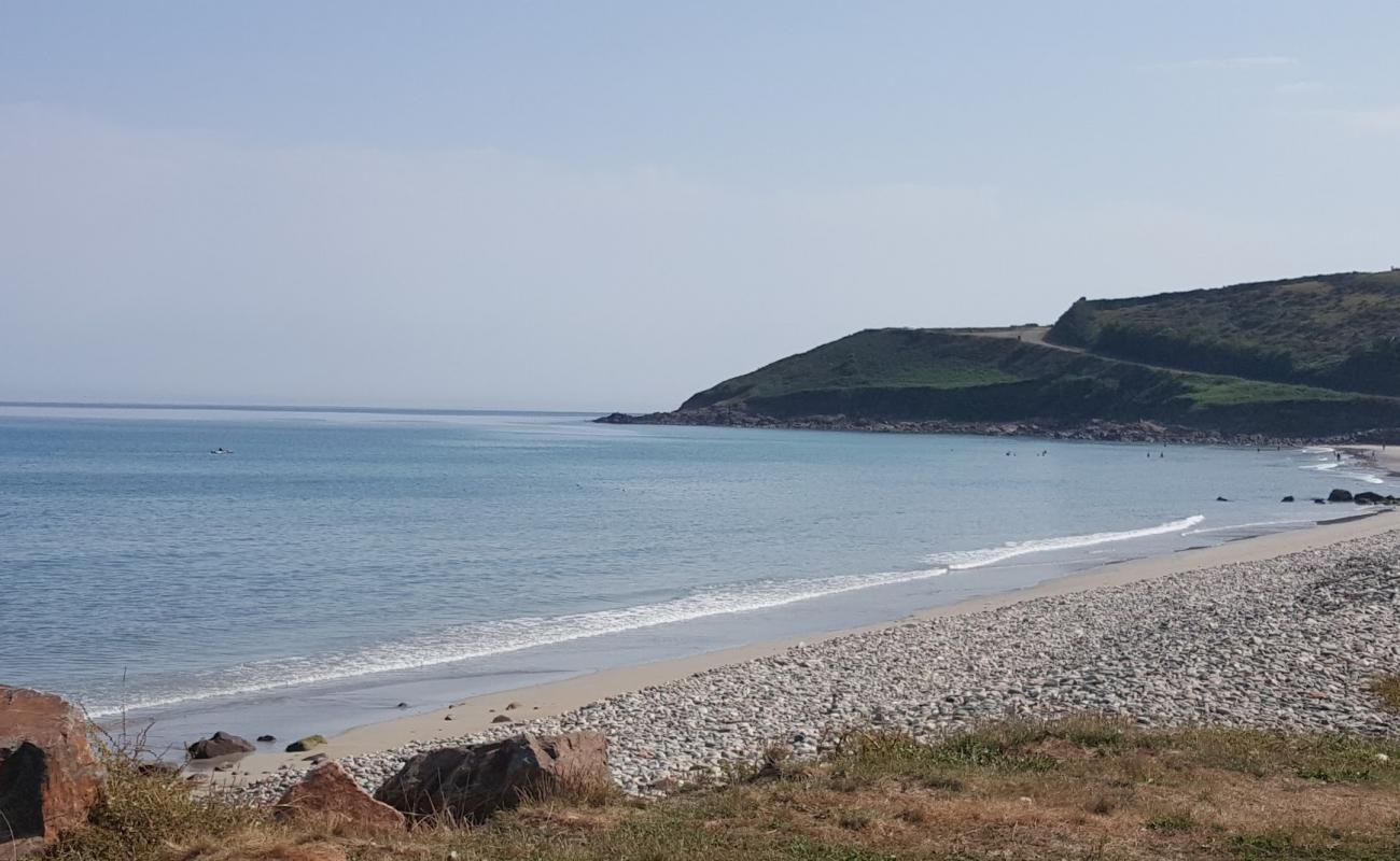 Photo de Plage de Plougasnou-Saint-Jean-du-Doigt avec sable gris avec caillou de surface