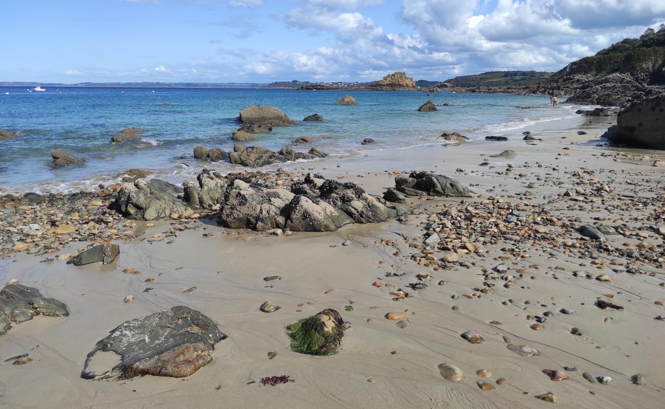 Photo de Plage de Vilin Izella avec sable brillant et rochers de surface