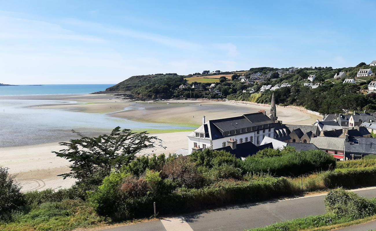 Photo de Plage Saint Michel-en-Greve avec sable beige de surface