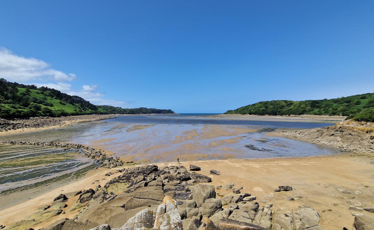 Photo de La Plage De La Baie De La Vierge avec sable beige de surface