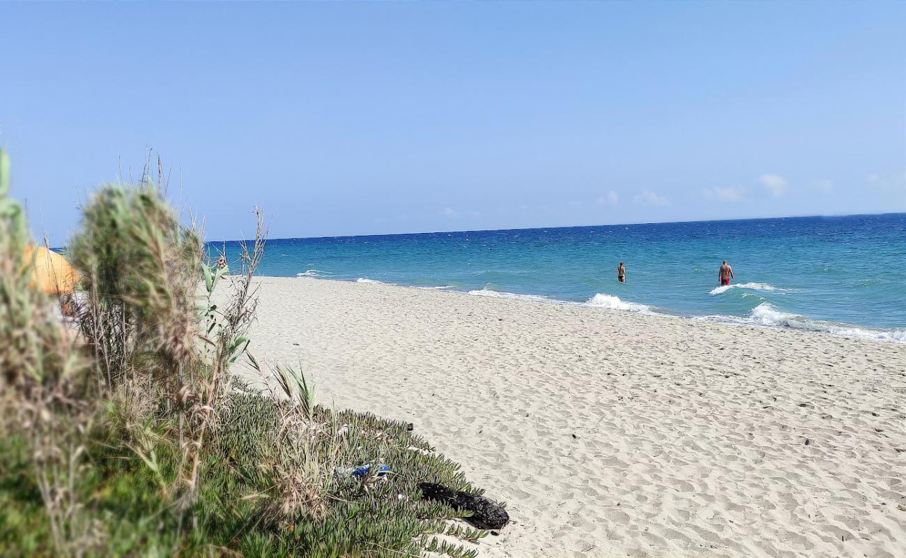 Photo de Tallone Beach avec sable lumineux de surface